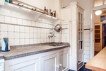 Een keuken in het complex, nog met originele details.
<br/>
Funda, 2015